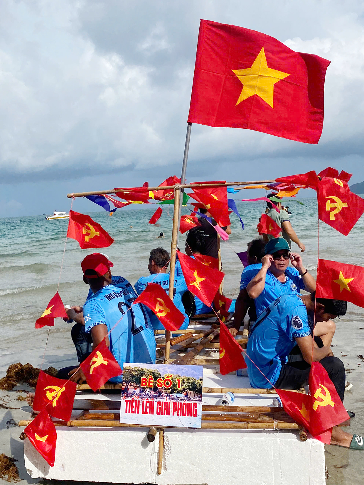 Đua bè tái hiện quá khứ đấu tranh ở Côn Đảo