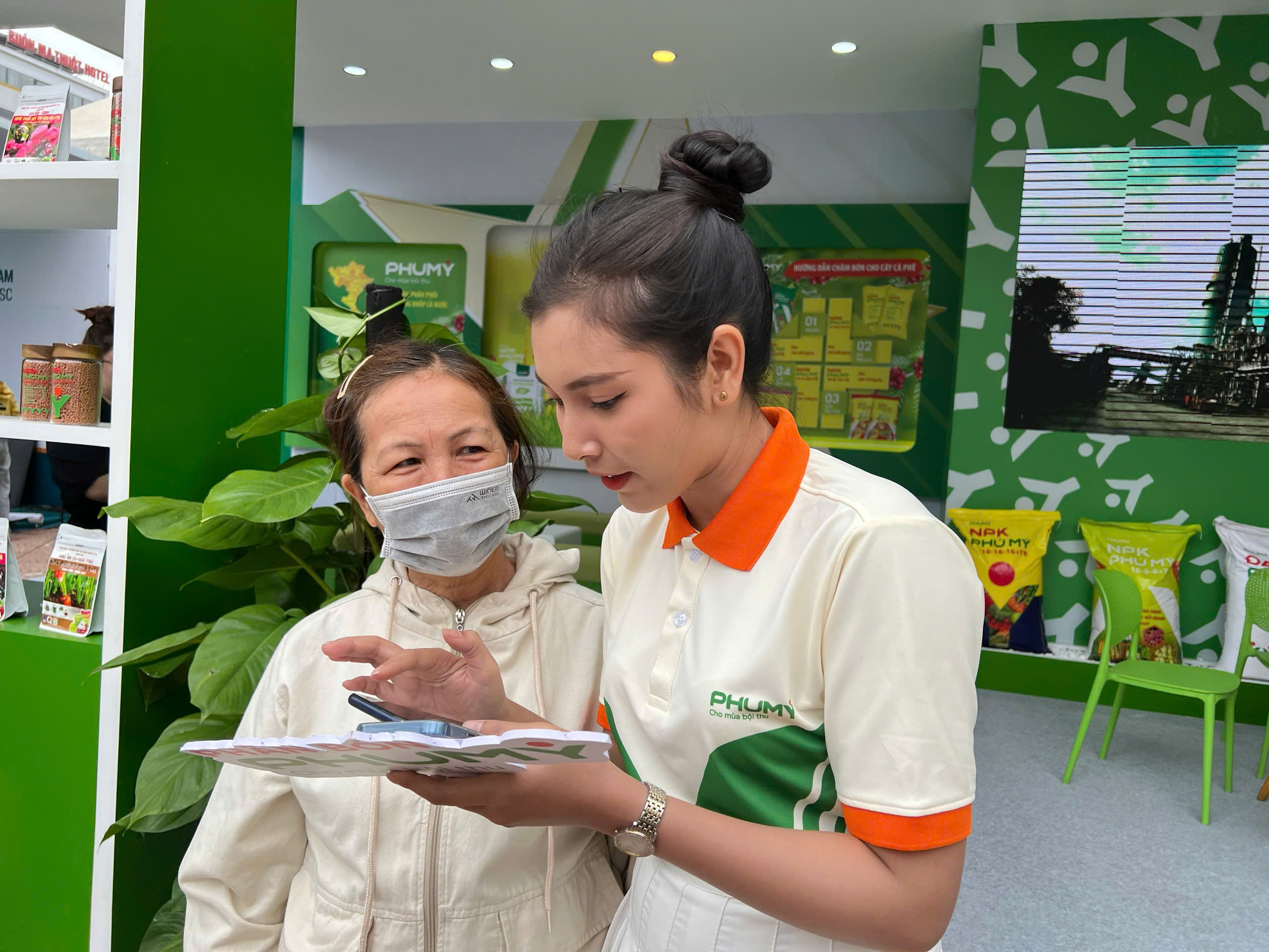 Nhân viên  PVFCCo tư vấn, hướng dẫn sử dụng sản phẩm phân bón Phú Mỹ 