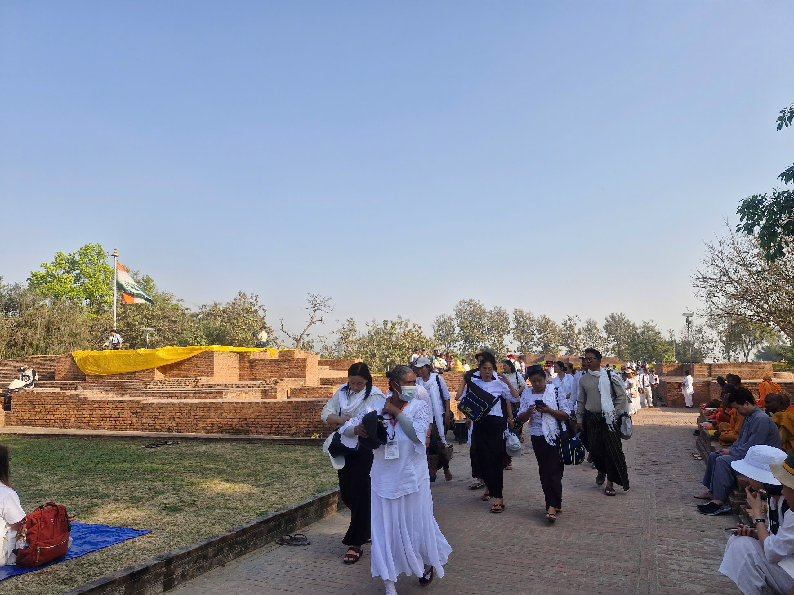 Du khách các nước tham quan vườn Sarnath.