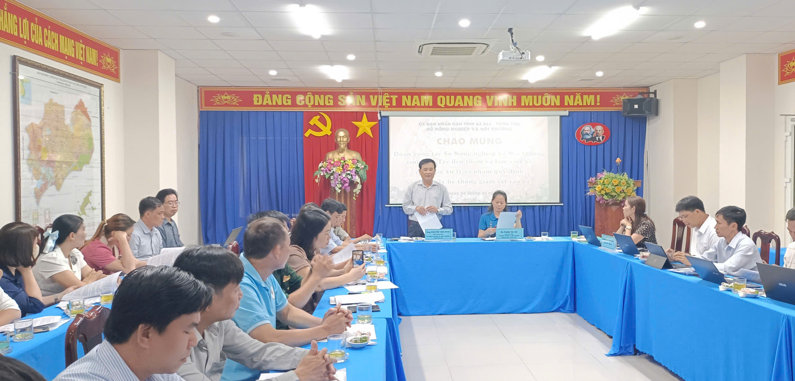 Quang cảnh buổi làm việc, giao lưu, chia sẻ kinh nghiệm xử lý vi phạm IUU giữa 2 Sở Nông nghiệp và Môi trường tỉnh Bà Rịa - Vũng Tàu và Bến Tre chiều ngày 4/4/2025