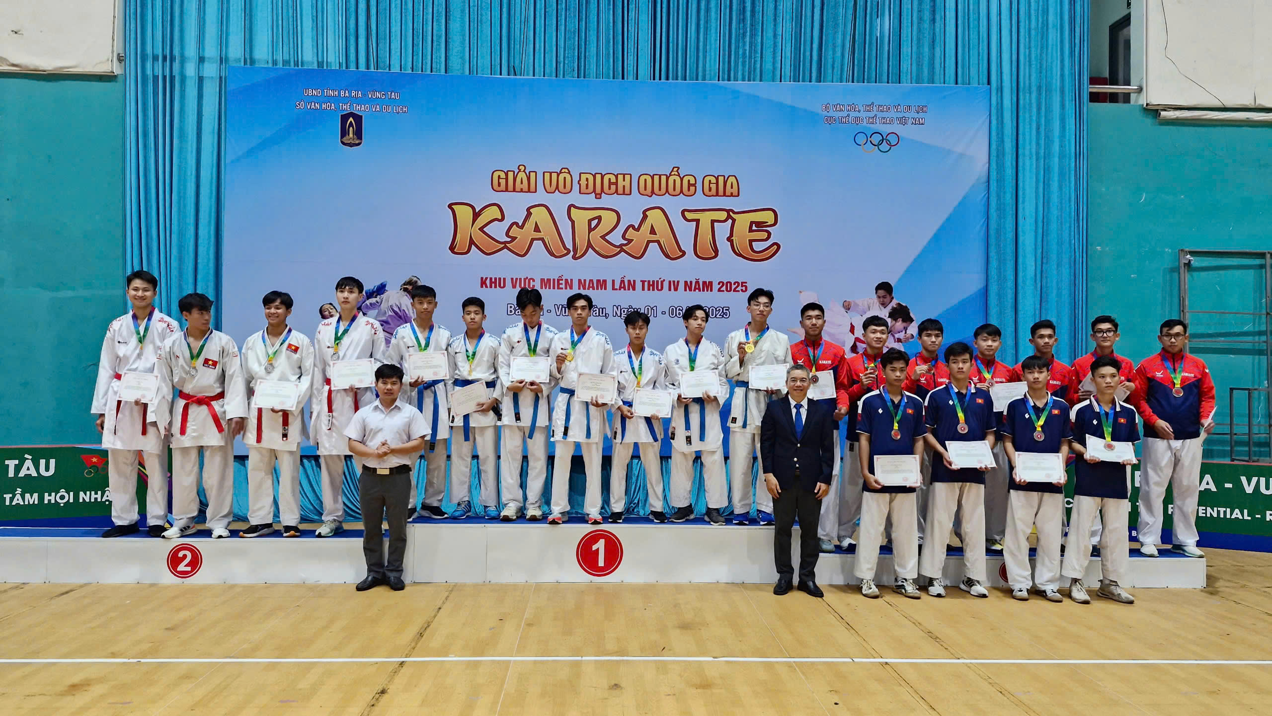 Bà Rịa - Vũng Tàu giành HCV ở nội dung kumite đồng đội nam lứa tuổi 15 -17.