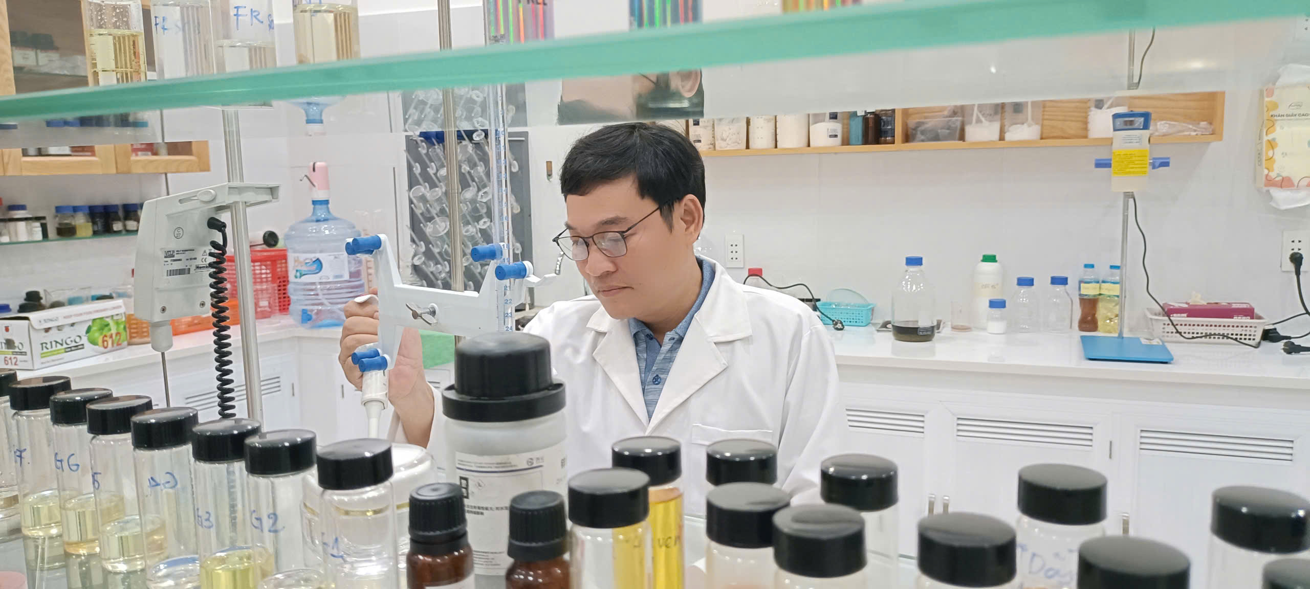 Tỉnh đang thiếu nhân lực trí thức trình độ cao, có khả năng nghiên cứu KH-CN. Trong ảnh: Ông Trịnh Thanh Sơn, Phó Giám đốc Công ty CP Công nghệ Môi trường Nano Việt (TP.Vũng Tàu) nghiên cứu trong phòng thí nghiệm.