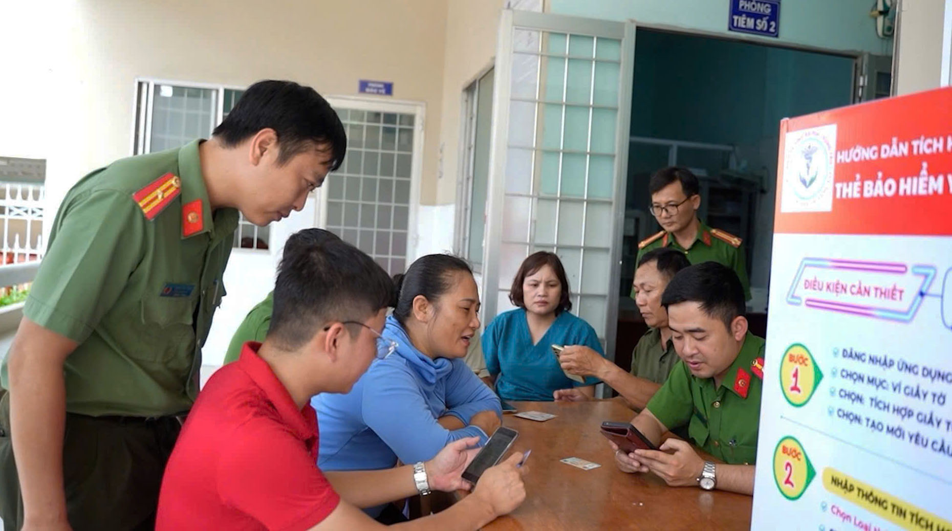Thanh niên Công an tỉnh hướng dẫn người dân tích hợp thẻ bảo hiểm y tế, giấy phép lái xe  vào ứng dụng VNeID.