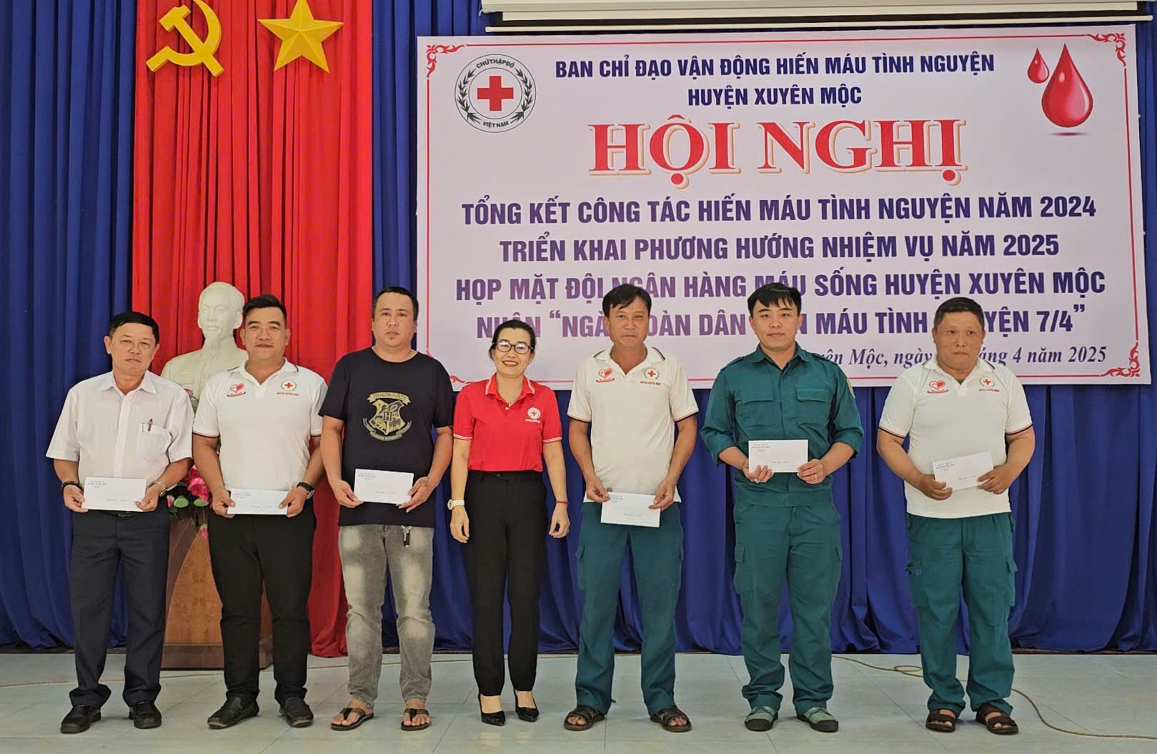 Huyện Xuyên Mộc khen thưởng cho 3 tập thể, 18 cá nhân vận động và 166 người có thành tích hiến máu tình nguyện năm 2024.