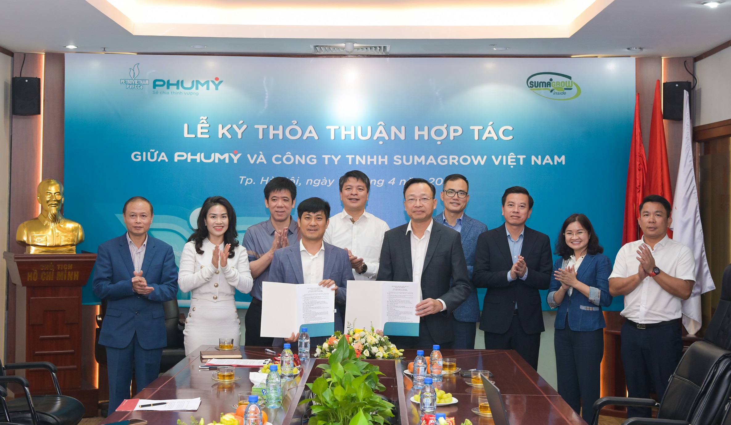 Đại diện hai đơn vị trao bản ký kết Thỏa thuận hợp tác