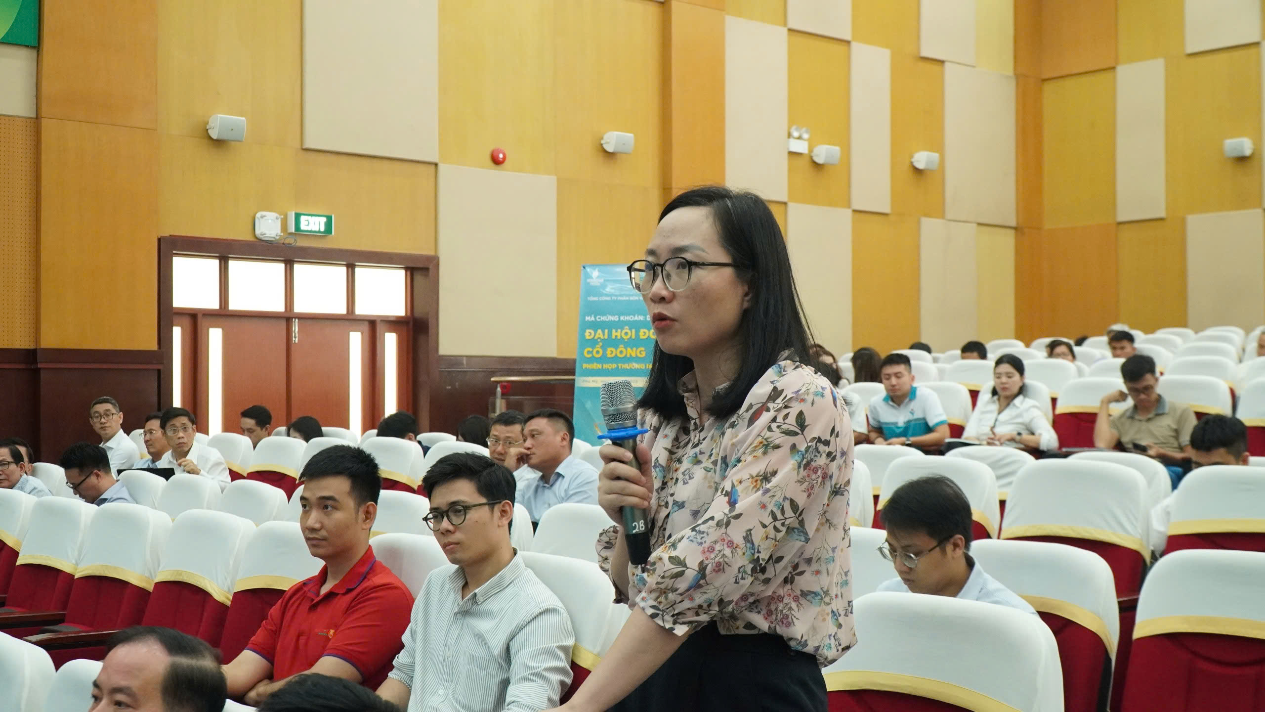 Cổ đông đặt câu hỏi và thảo luận tại phiên họp