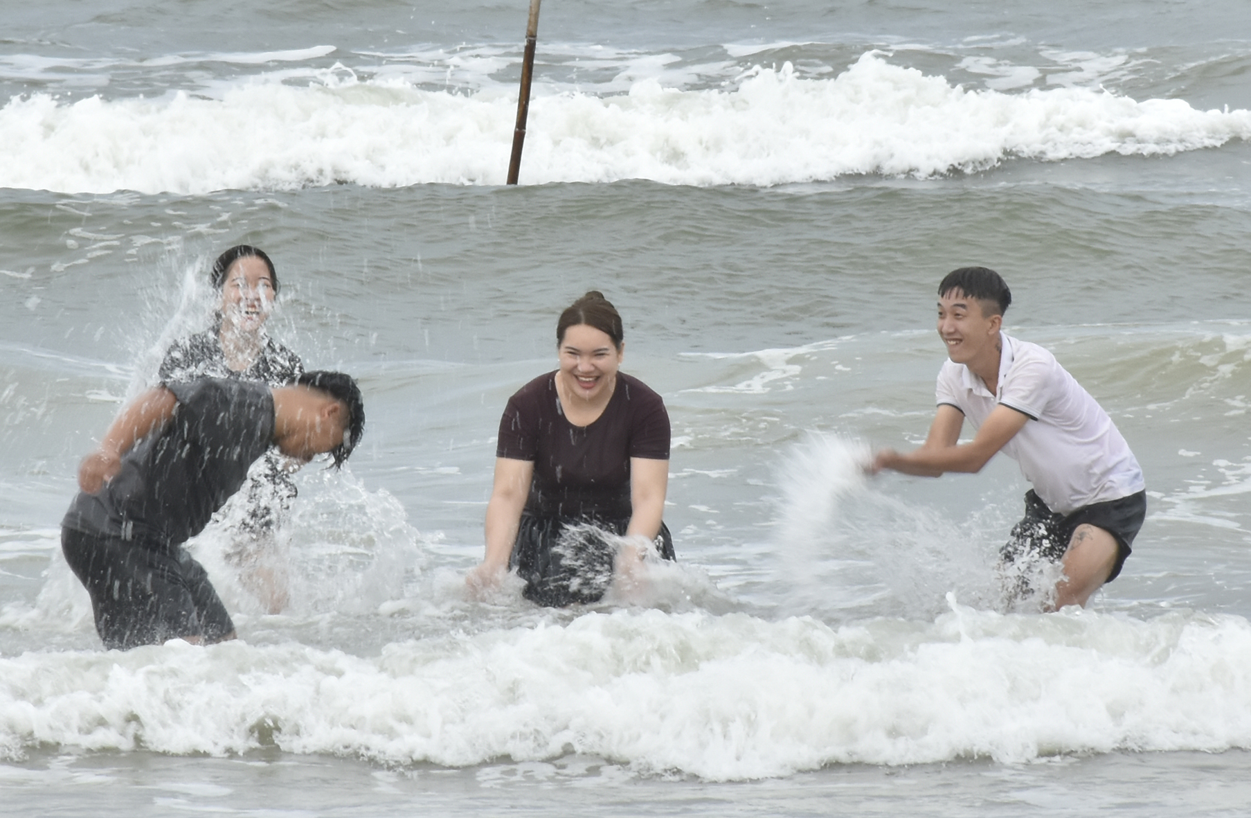 Du khách vui chơi, tắm biển tại Bãi Sau, TP.Vũng Tàu.