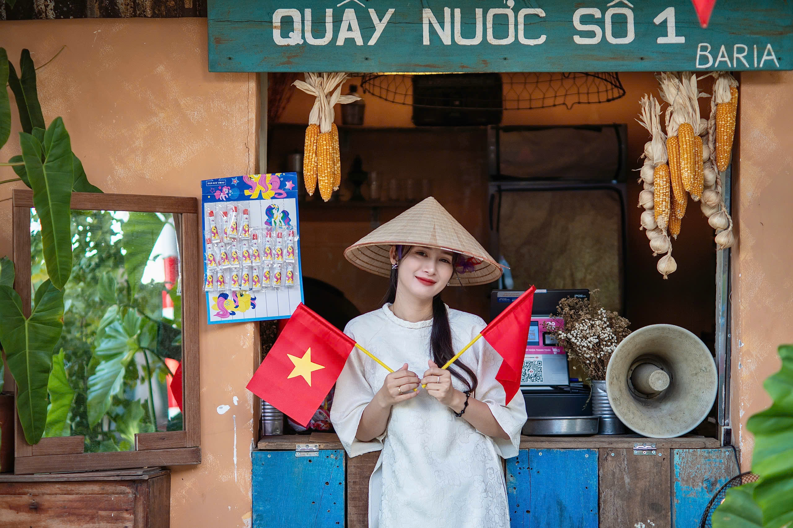 Bạn trẻ thể hiện tình yêu quê hương, đất nước khi đến quán cà phê check-in với những lá cờ Tổ quốc.