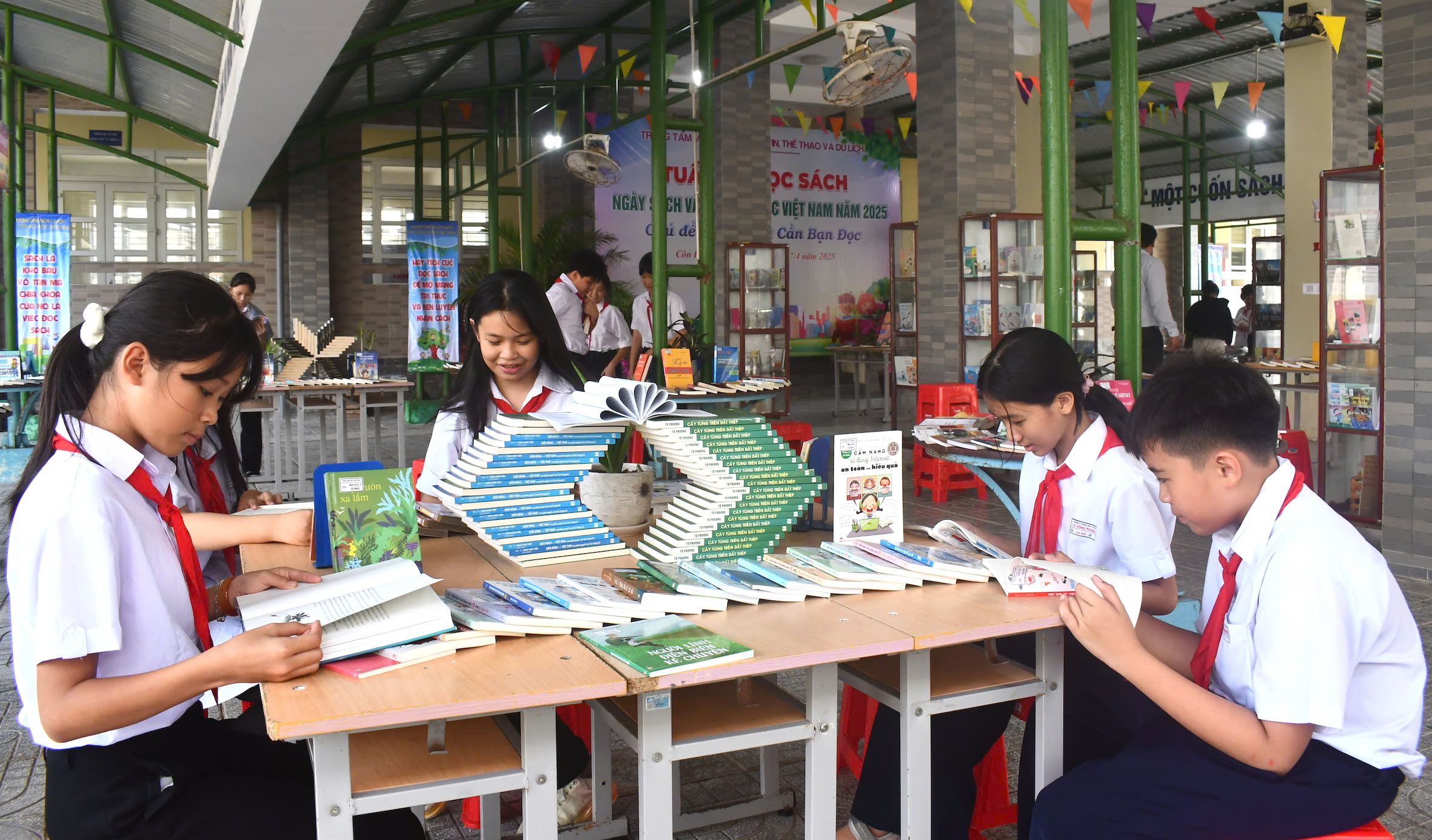 Học sinh Trường THCS Lê Hồng Phong (huyện Côn Đảo) đọc sách tại gian trưng bày.