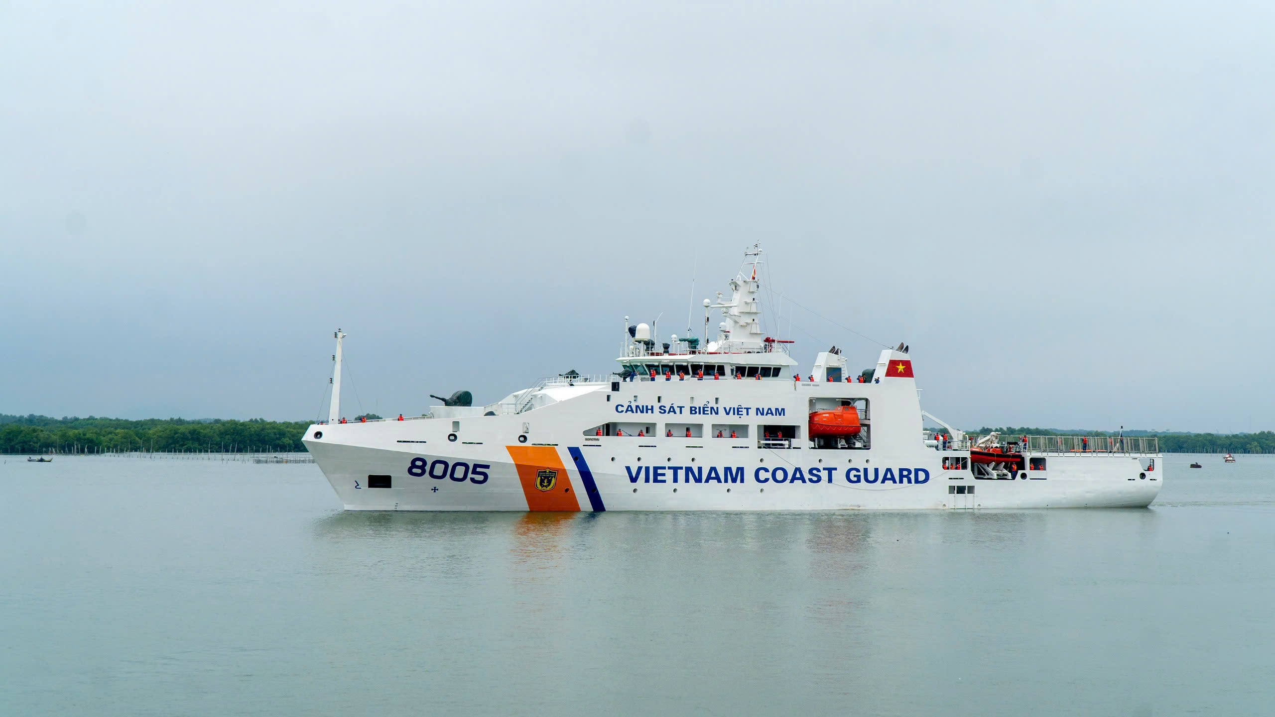 Tàu CSB 8005 chở đoàn công tác Bộ Tư lệnh Vùng Cảnh sát biển 3 cùng đại diện các cơ quan, ban ngành Trung ương, địa phương xuất phát lên đường thực hiện nhiệm vụ khảo sát, nắm tình hình các vùng biển, đảo ven bờ năm 2025.