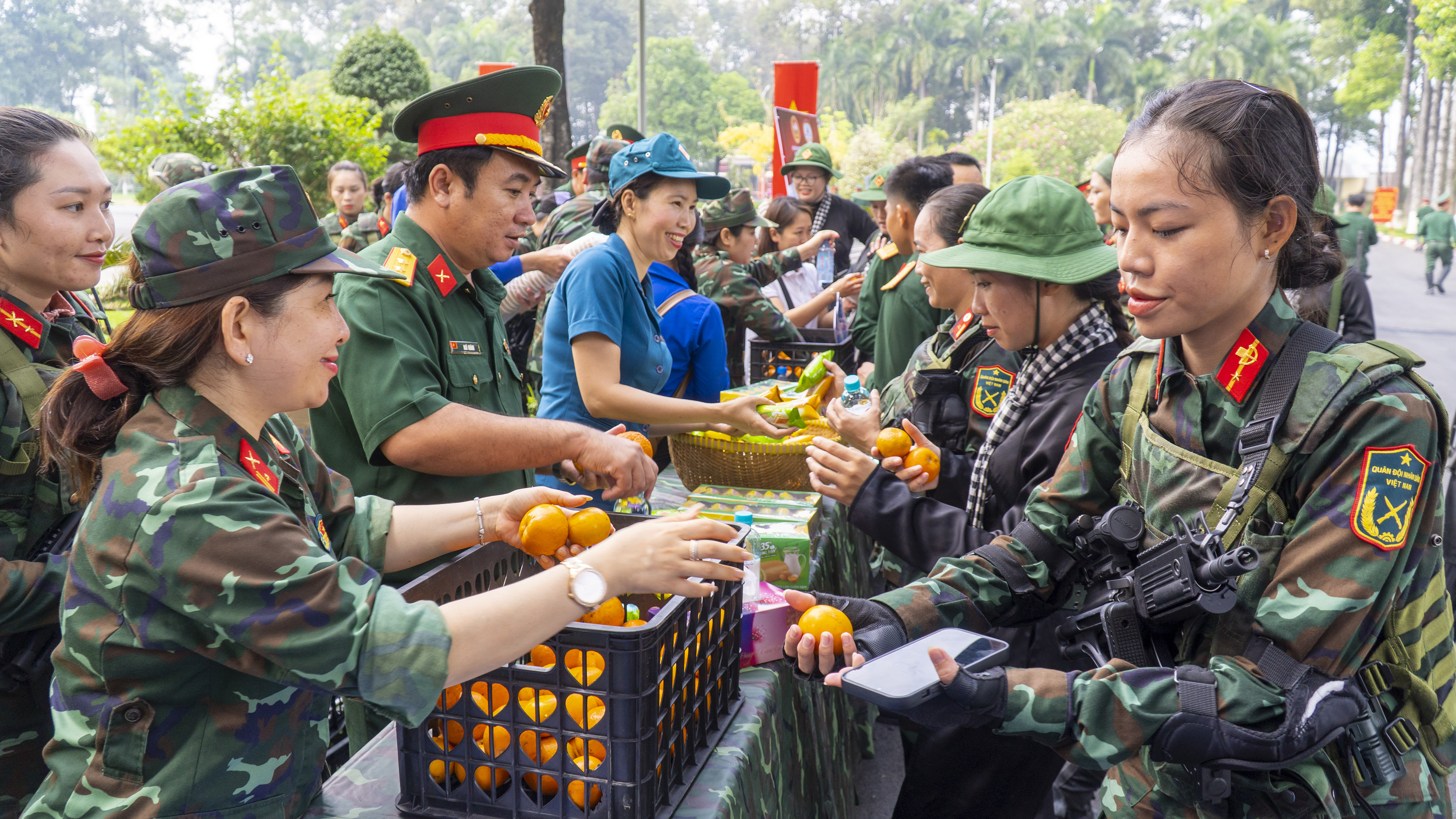 Đoàn công tác Bộ Chỉ huy Quân sự tỉnh tiếp nước uống, trái cây cho lực lượng tham gia nhiệm vụ A50.