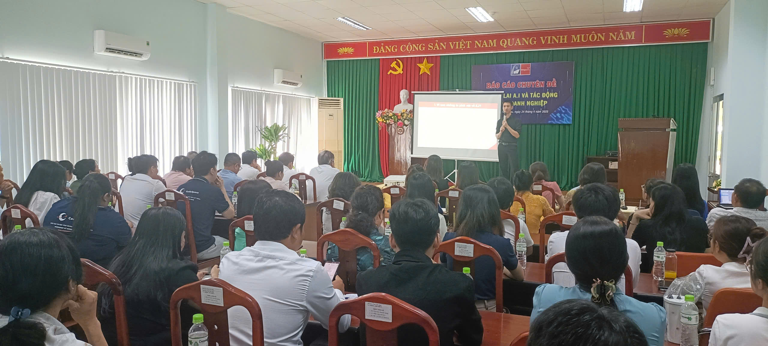 Quang cảnh hội thảo.