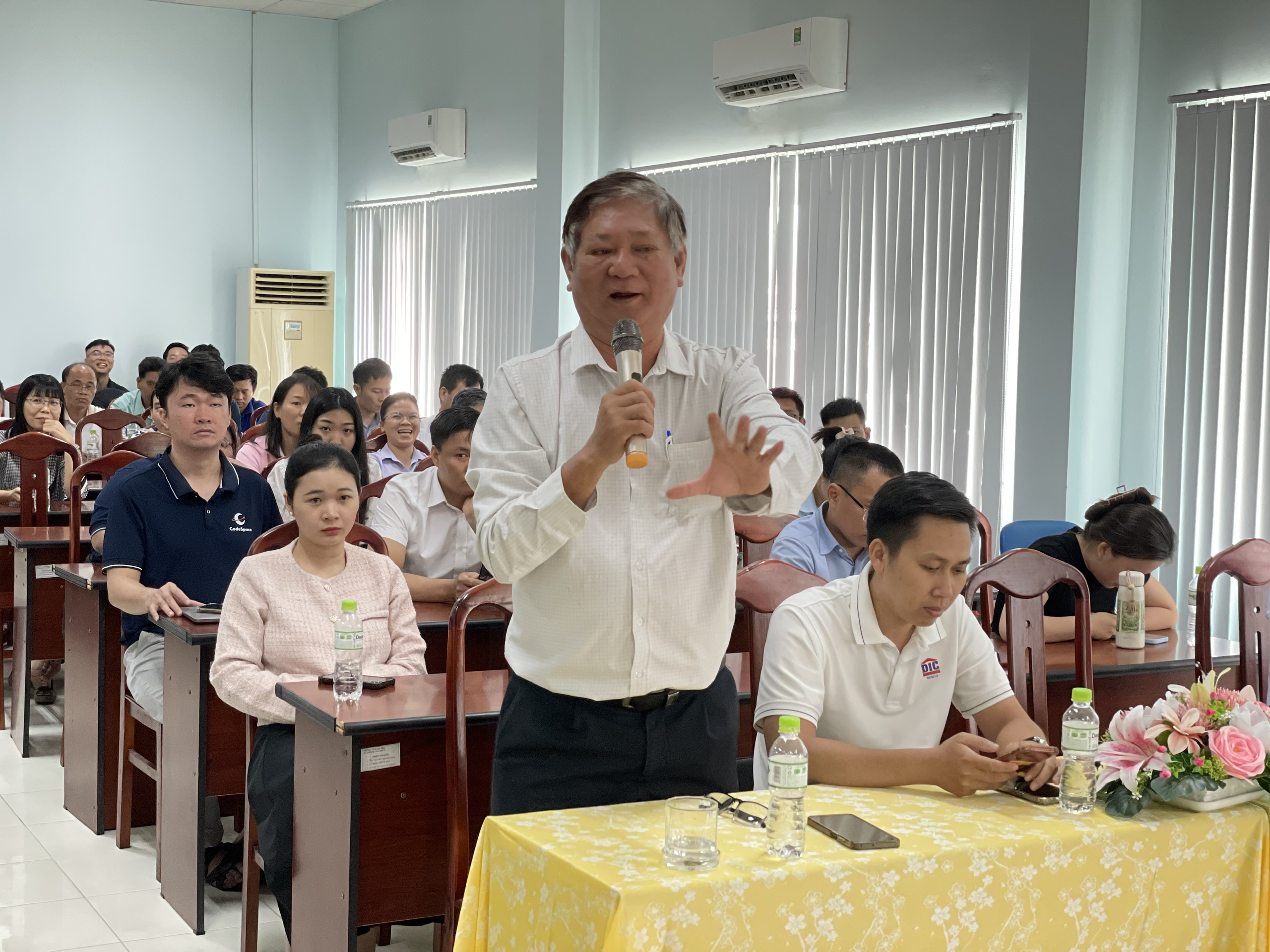 Đại diện Hội Nông dân huyện Châu Đức kiến nghị chuyên gia Sở KH-CN hỗ trợ tập huấn AI cho nông dân huyện trong quá trình số hoá dữ liệu.