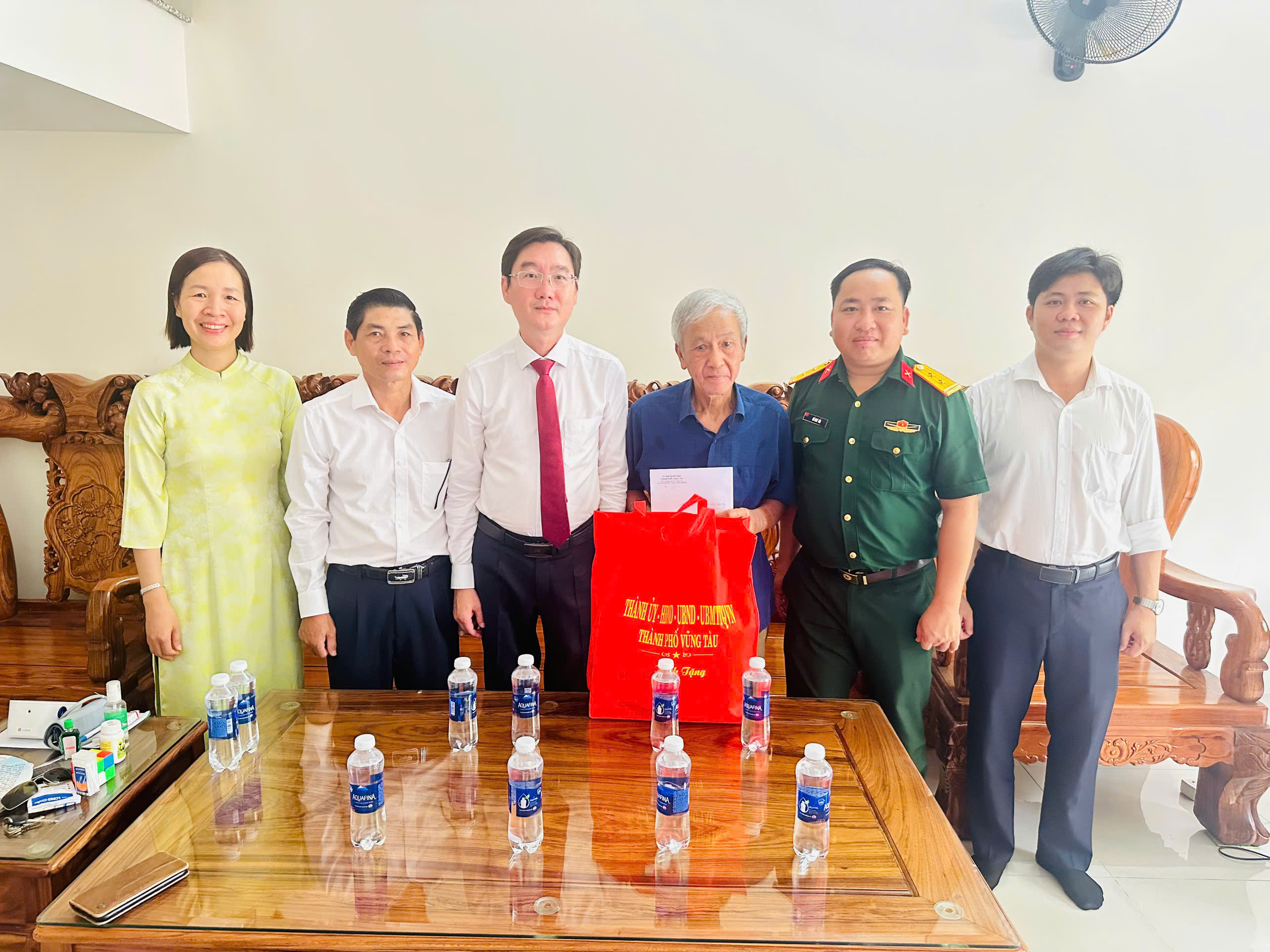 Ông Nguyễn Trường Giang, Phó Bí thư Thường trực Thành ủy thăm, tặng quà gia đình ông Đinh Văn Quang, người hoạt động kháng chiến. Ảnh: ANH THY