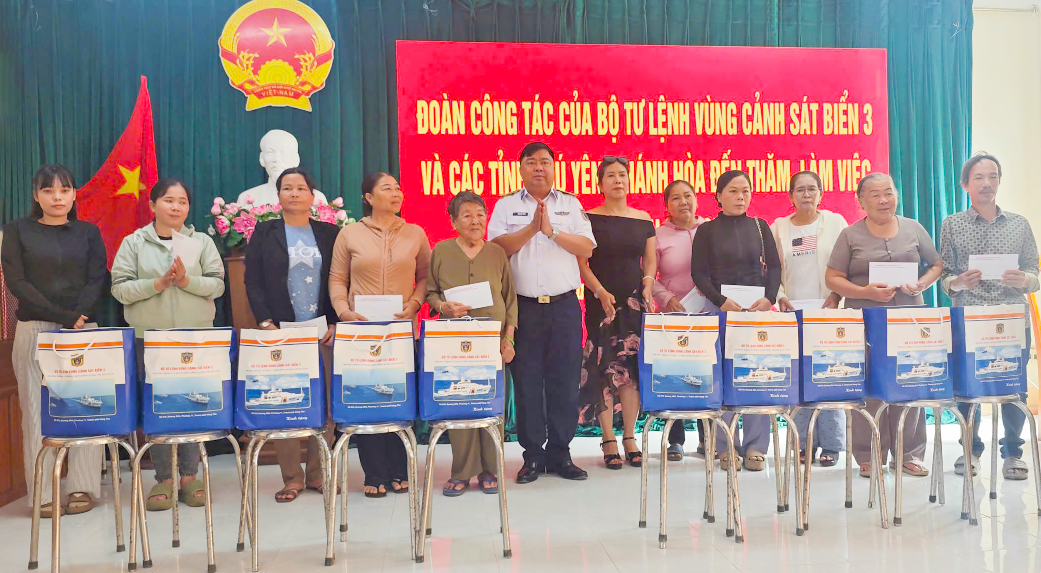 Đoàn công tác tặng quà động viên các gia đình chính sách, gia đình ngư dân có hoàn cảnh khó khăn.