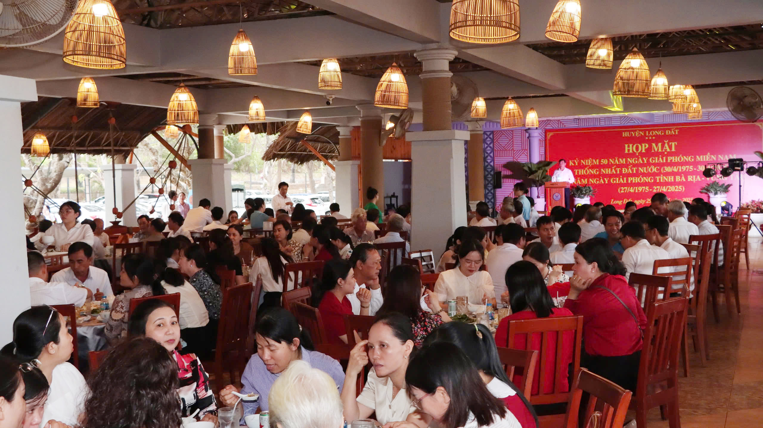 Toàn cảnh buổi họp mặt.