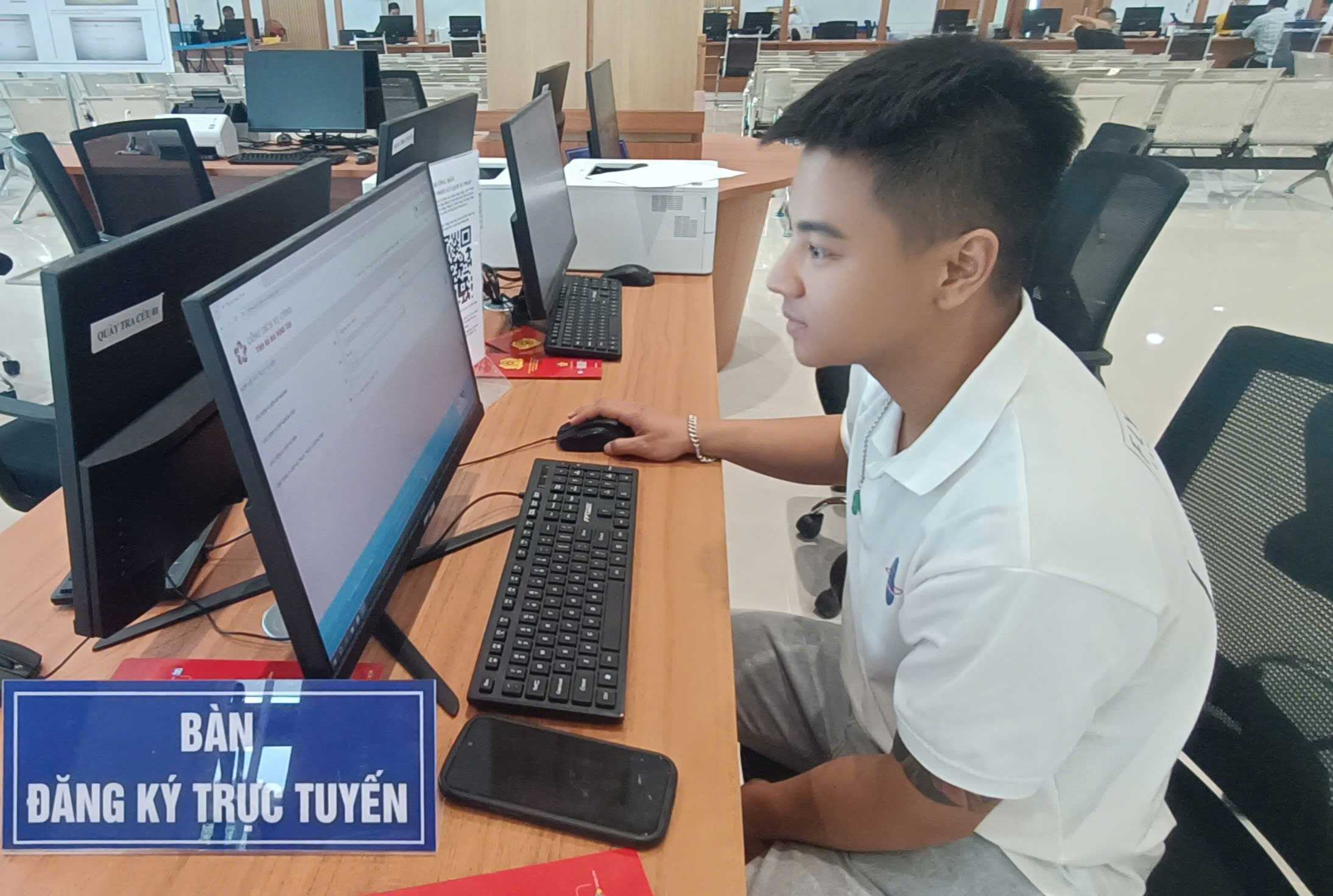 Người dân thực hiện nộp hồ sơ trực tuyến các thủ tục hành chính tại Trung tâm phục vụ hành chính công của tỉnh,