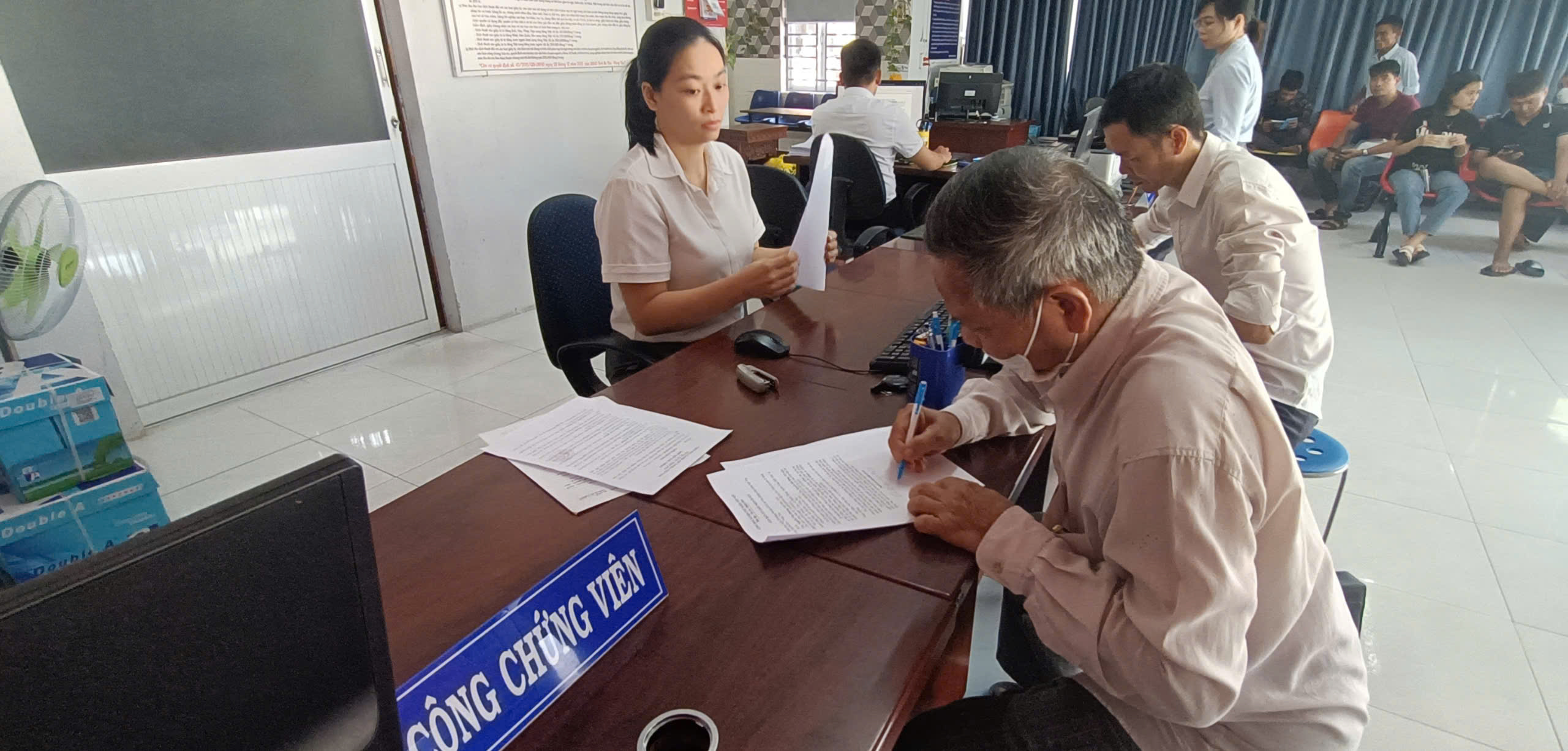 Người dân thực hiện các dịch vụ công chứng tại Văn phòng công chứng Ngô Văn Tiến (xã Phước Hưng, huyện Long Đất)