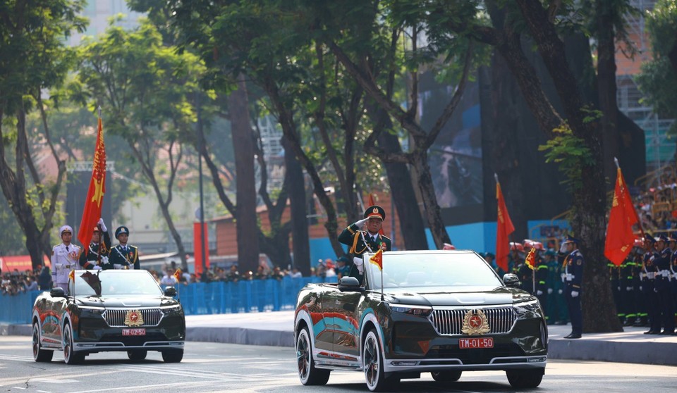Xe Chỉ huy, xe Tổ quân kỳ diễu hành qua lễ đài.