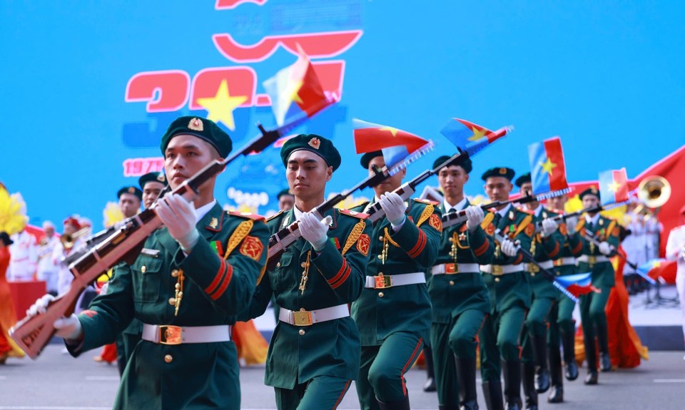 Màn múa súng kết hợp quân nhạc.