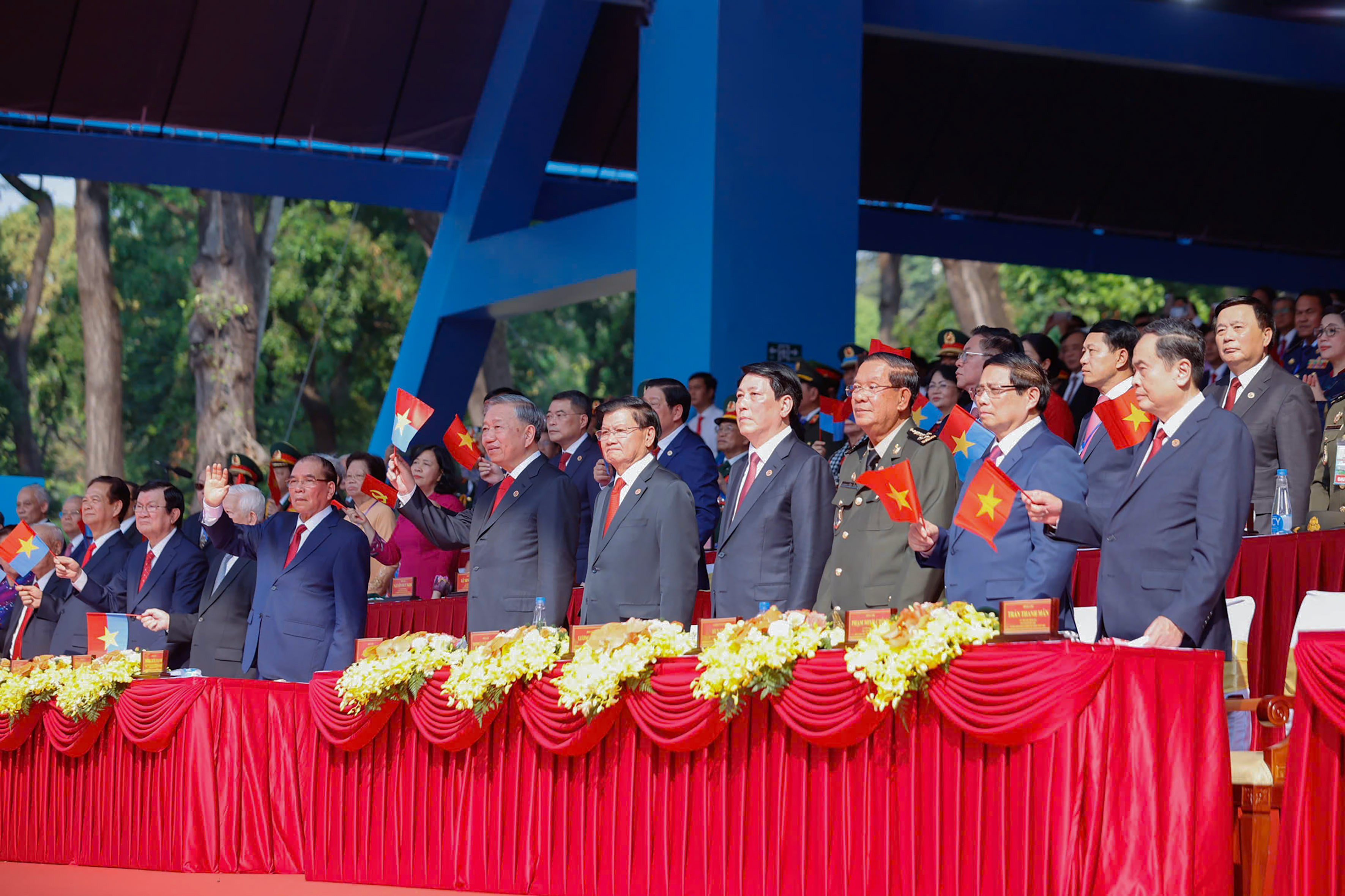 Các đồng chí lãnh đạo Đảng, Nhà nước, nguyên lãnh đạo qua các thời kỳ cùng các đại biểu tham dự Lễ kỷ niệm 50 năm Ngày Giải phóng miền Nam, thống nhất đất nước.