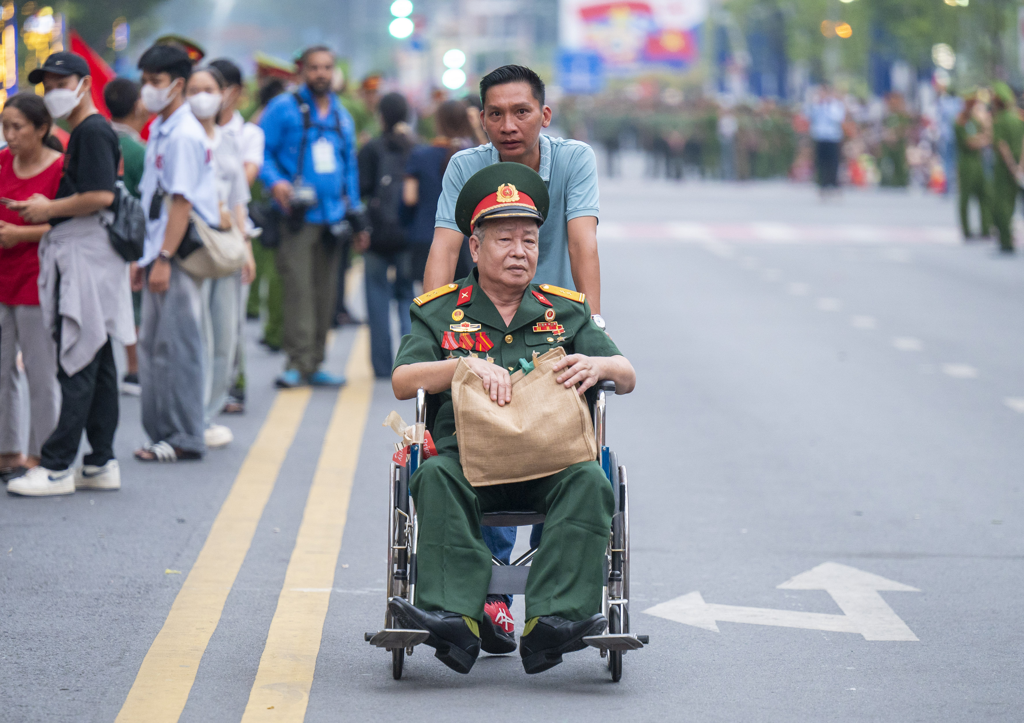 Một bác thương binh đến dự lễ kỷ niệm.