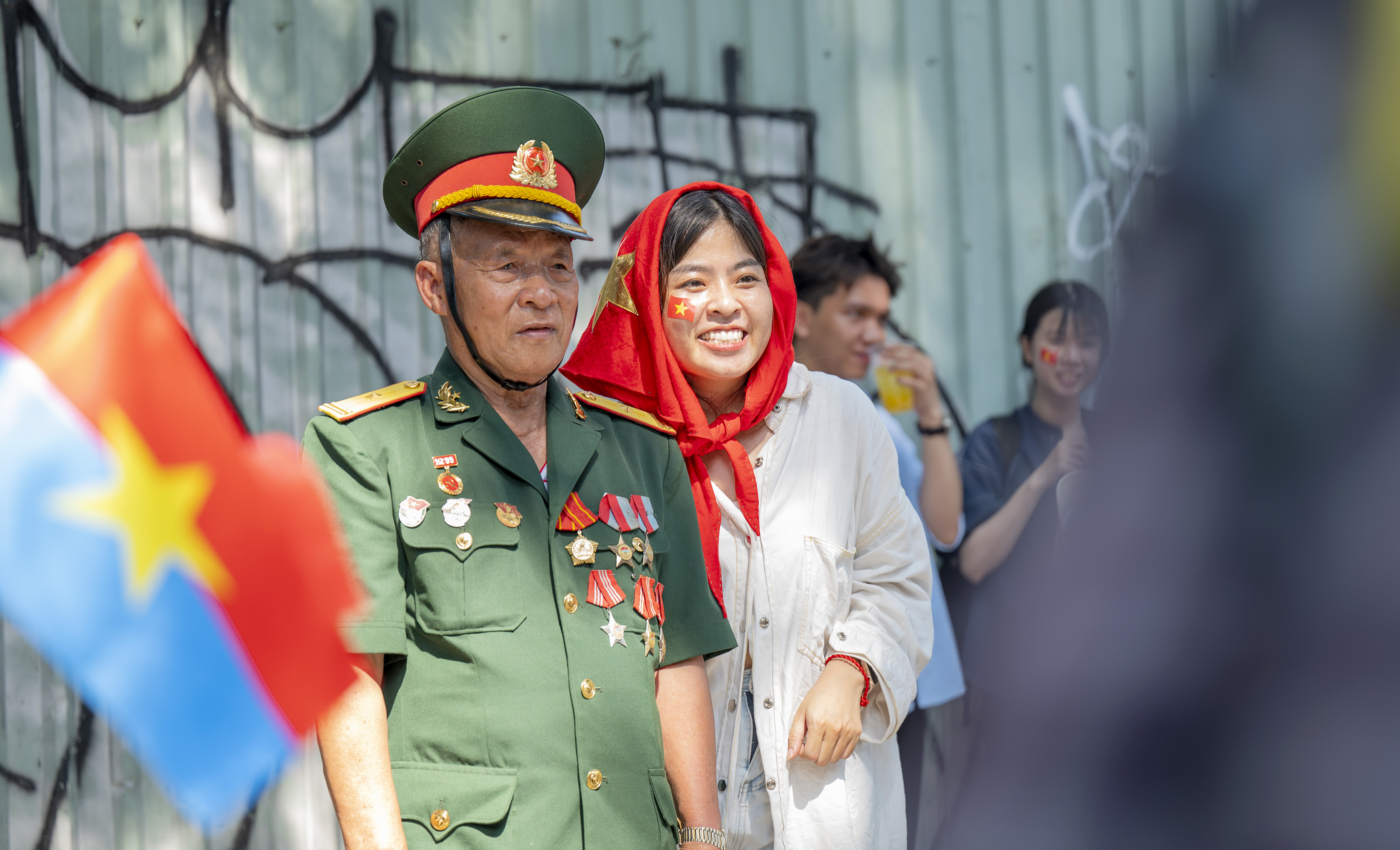 Các bạn trẻ cùng lưu giữ những khoảnh khắc đẹp bên các bác Cựu Chiến binh - nhũng người đã làm nên lịch sử và hòa bình, độc lập ngày hôm nay.