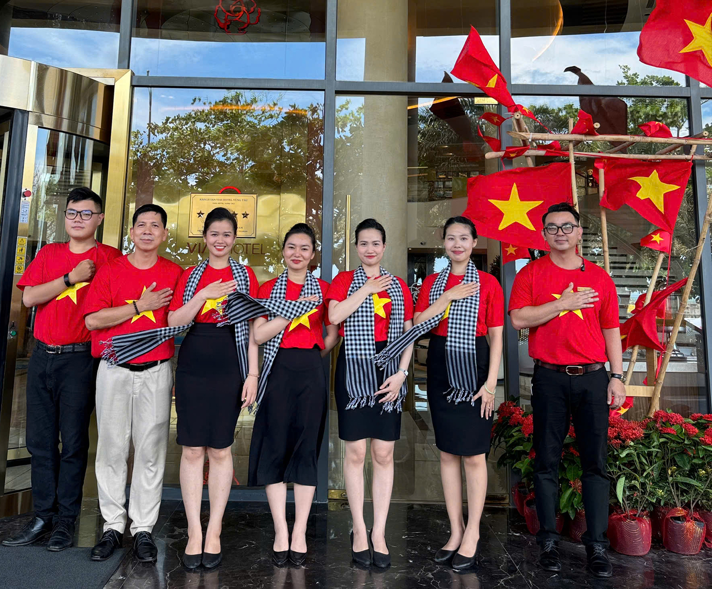 Du khách check in bên cờ Tổ quốc tại Khách sạn Vias Vũng Tàu.