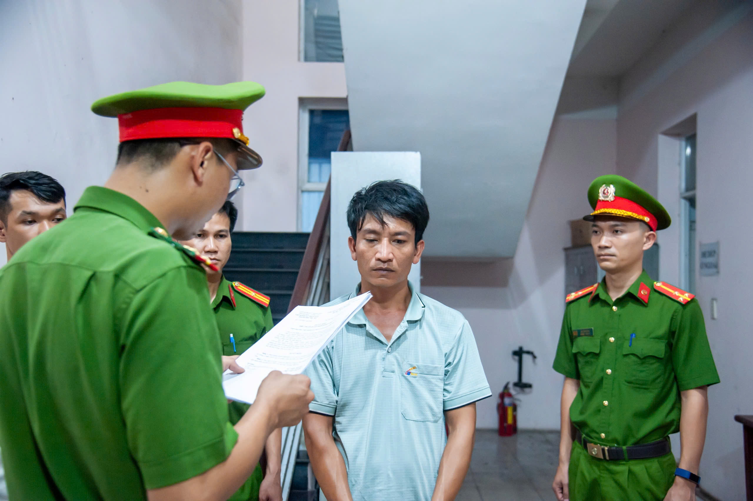 Cơ quan cảnh sát điều tra Công an tỉnh đã tống đạt quyết định khởi tố vụ án, khởi tố bị can, bắt tạm giam 4 tháng đối với Nguyễn Văn Luân về tội vi phạm quy định về tham gia giao thông đường bộ. 