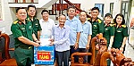Bộ CHQS tỉnh và Đồn Biên phòng Côn Đảo tặng quà người có công