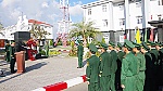 Dâng hoa tượng đài Bác Hồ với chiến sĩ Biên phòng