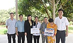 Trao 25 triệu đồng hỗ trợ em Nguyễn Thị Kim Hạnh