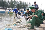 Thu gom rác khu vực bờ kè biển Bình Châu