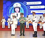 Nữ cảnh sát giao thông trẻ tận tâm với công việc