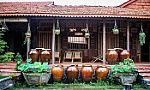 Nhoẻn cười, giơ tay chào