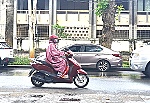 Cẩn trọng với áo mưa khi đi xe máy