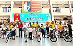 Tặng quà cho học sinh, gia đình khó khăn