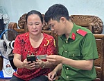 Sinh viên cảnh sát hỗ trợ người dân góp ý Hiến pháp