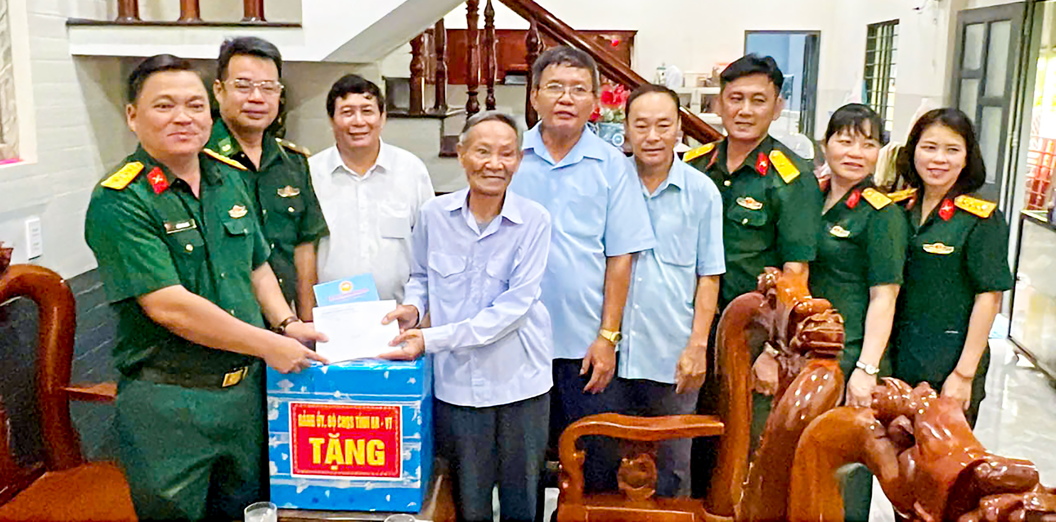 Bộ CHQS tỉnh và Đồn Biên phòng Côn Đảo tặng quà người có công
