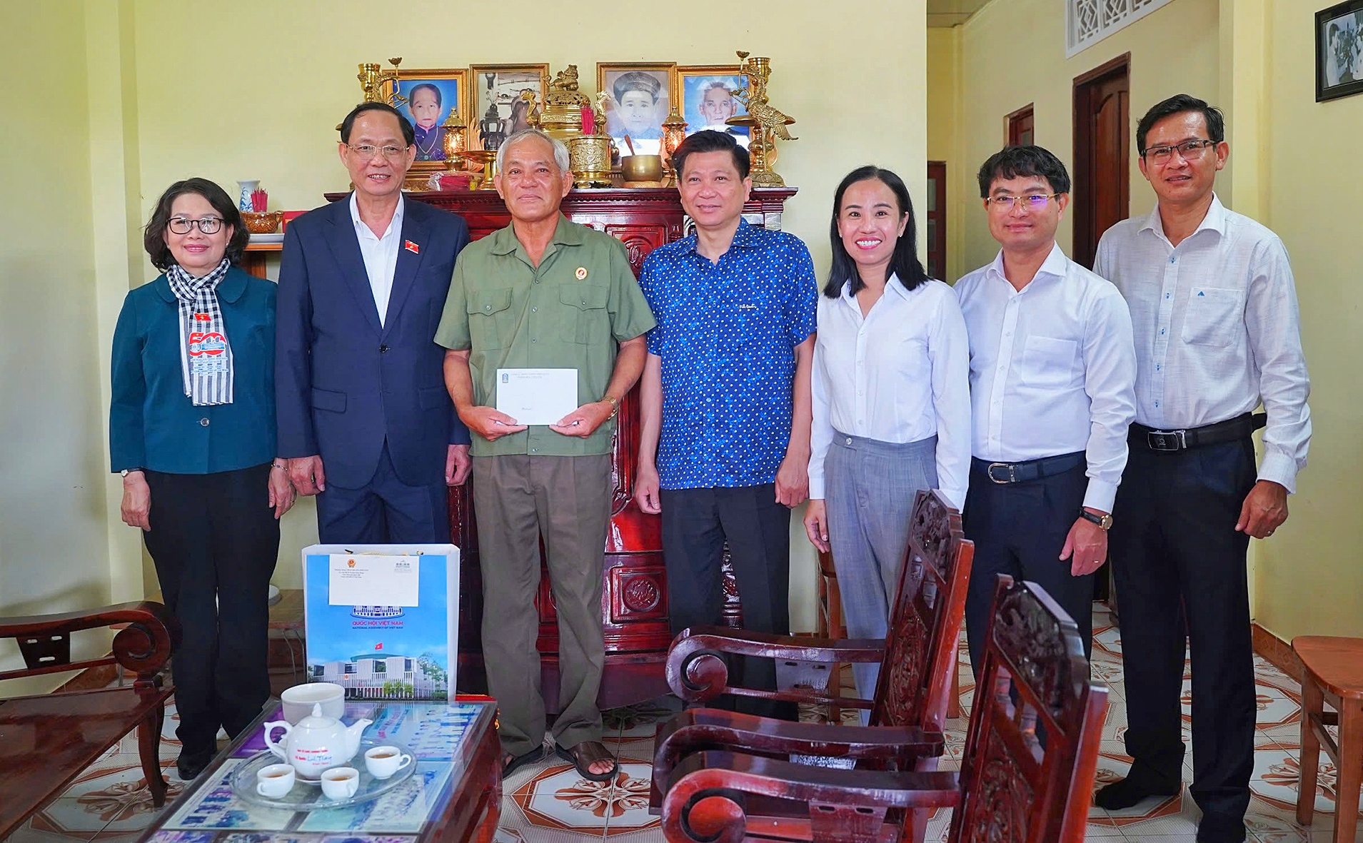 Phó Chủ tịch Quốc hội Trần Quang Phương thăm gia đình chính sách, người có công tại Côn Đảo