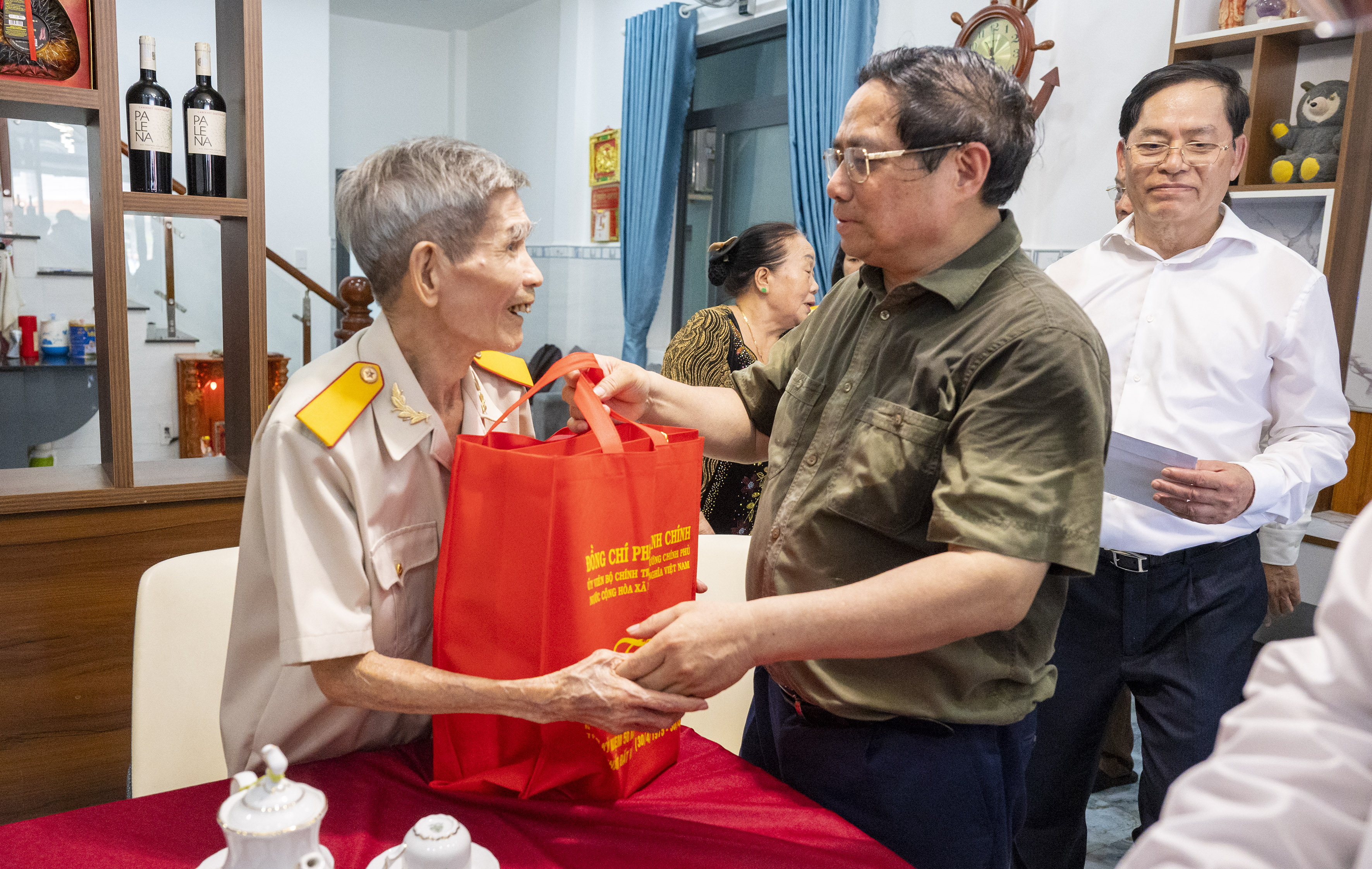 Thủ tướng Phạm Minh Chính thăm, tặng quà người có công tại Côn Đảo