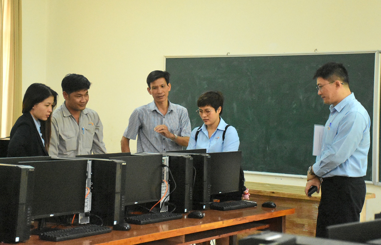 Tặng máy tính và trao học bổng