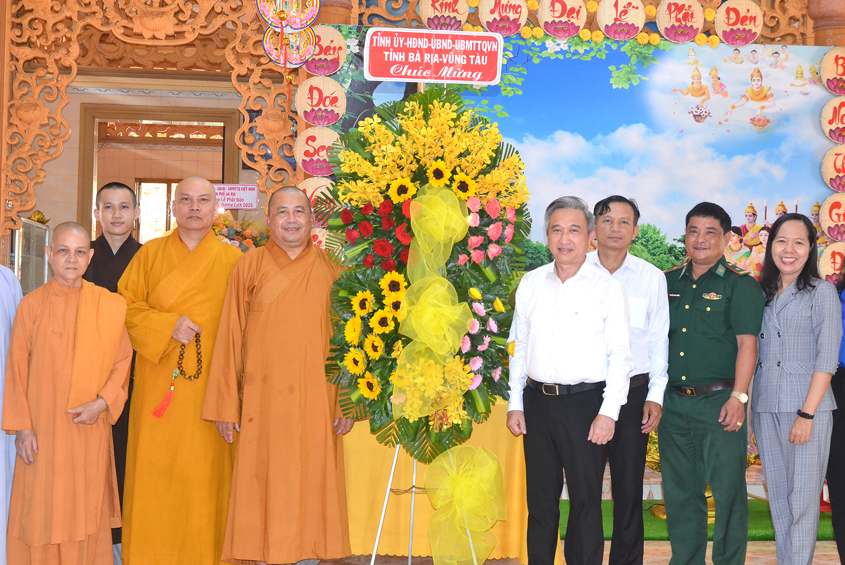 Lãnh đạo tỉnh chúc mừng các tổ chức, chức sắc tôn giáo nhân Đại lễ Phật đản