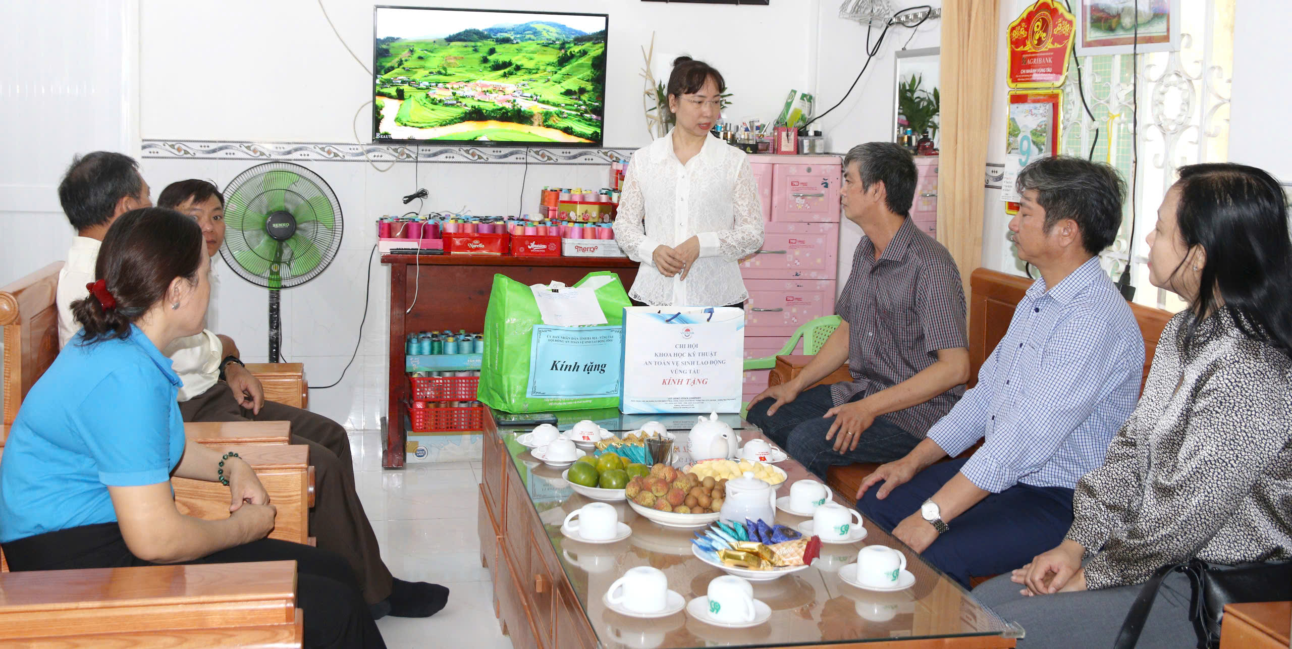 Thăm, động viên gia đình nạn nhân tai nạn lao động