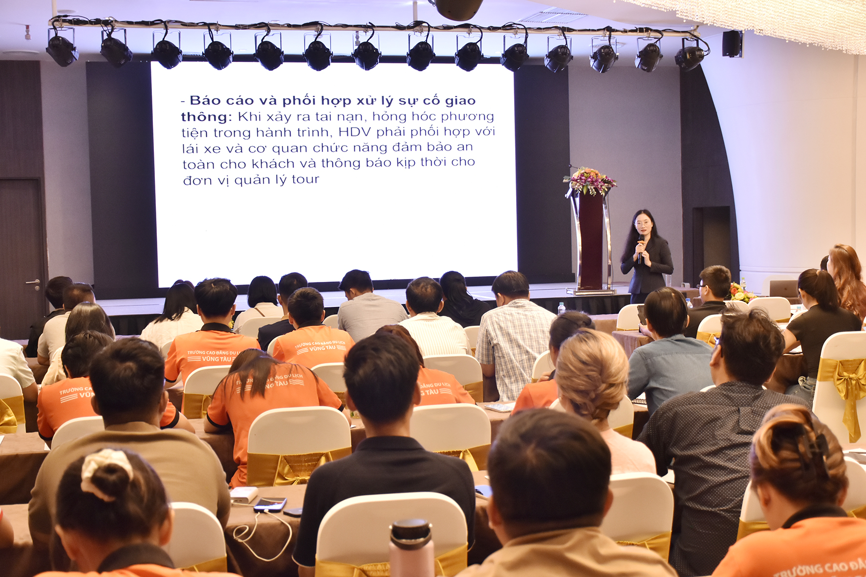 Cập nhật kiến thức mới cho gần 100 hướng dẫn viên du lịch