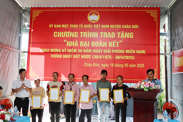 Bàn giao 32 căn nhà đại đoàn kết, nhà nghĩa tình quân dân