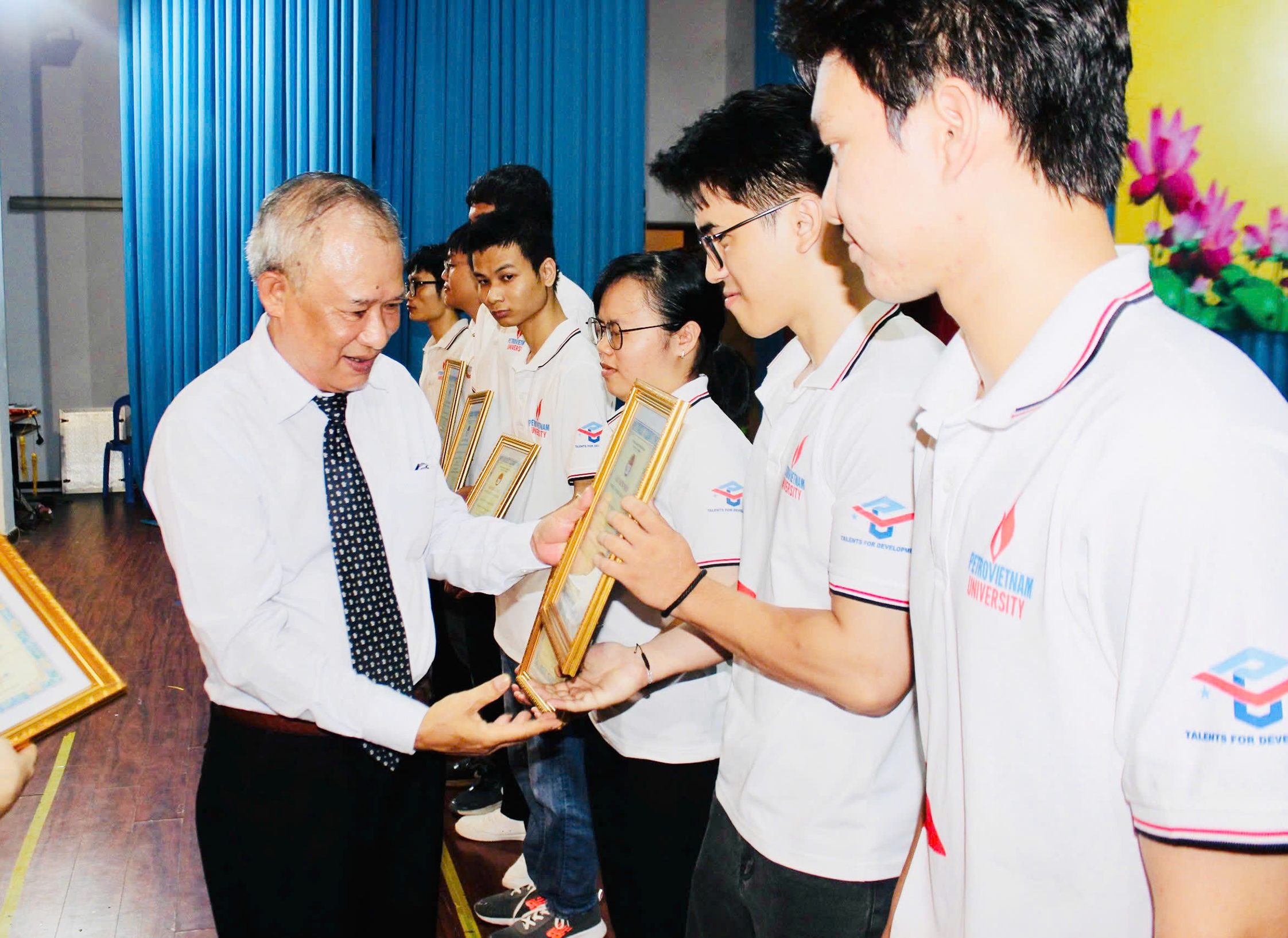 Trao học bổng Học không bao giờ cùng cho 66 cá nhân