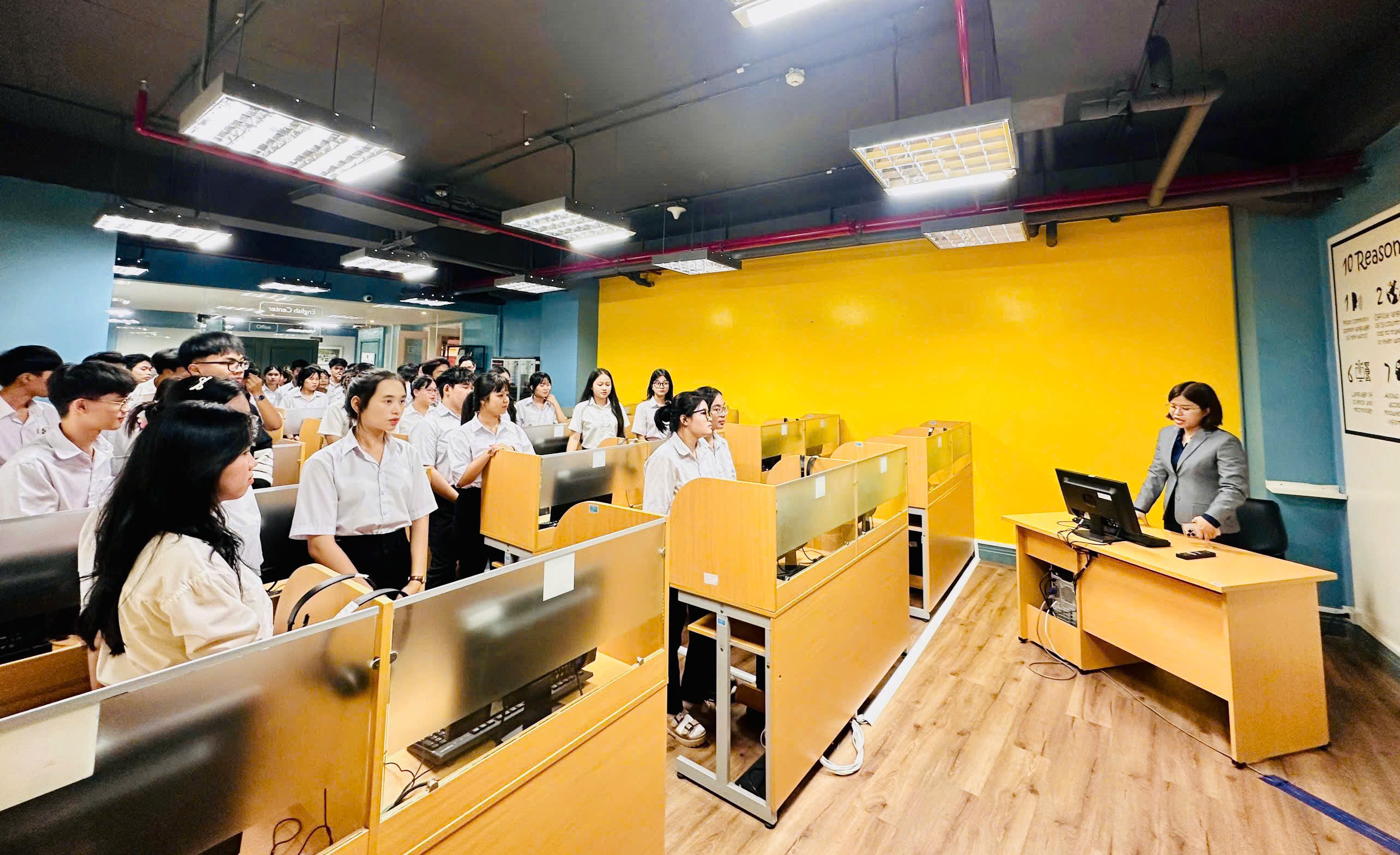 350 học sinh tham quan nhà máy, doanh nghiệp, trường đại học, cao đẳng