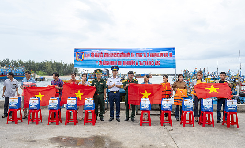 Cảnh sát biển đồng hành với ngư dân huyện Xuyên Mộc