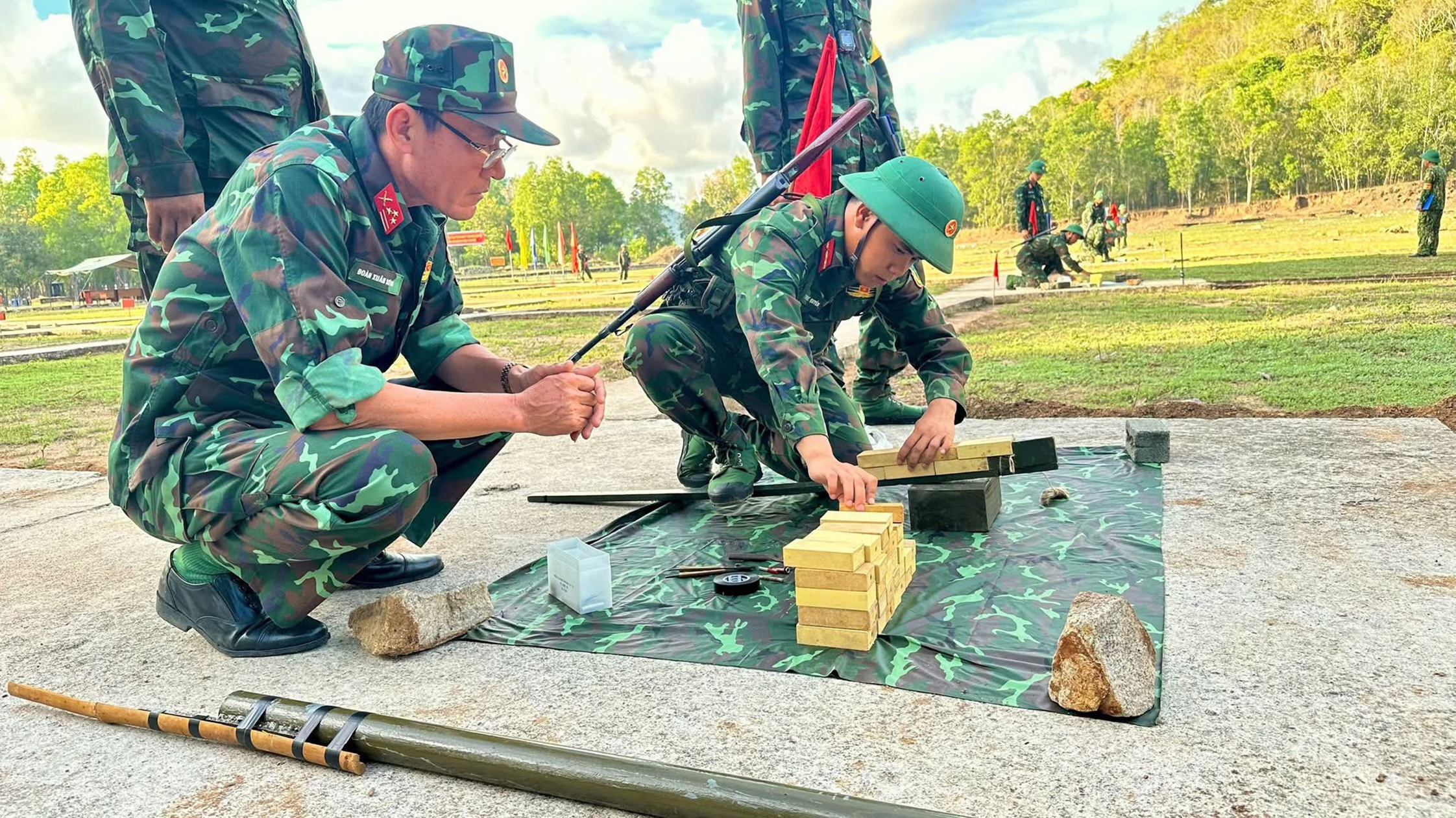 Kiểm tra đánh thuốc nổ cho chiến sĩ mới